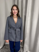 Elegante grijze blazer geknoopt voor een stijlvolle look