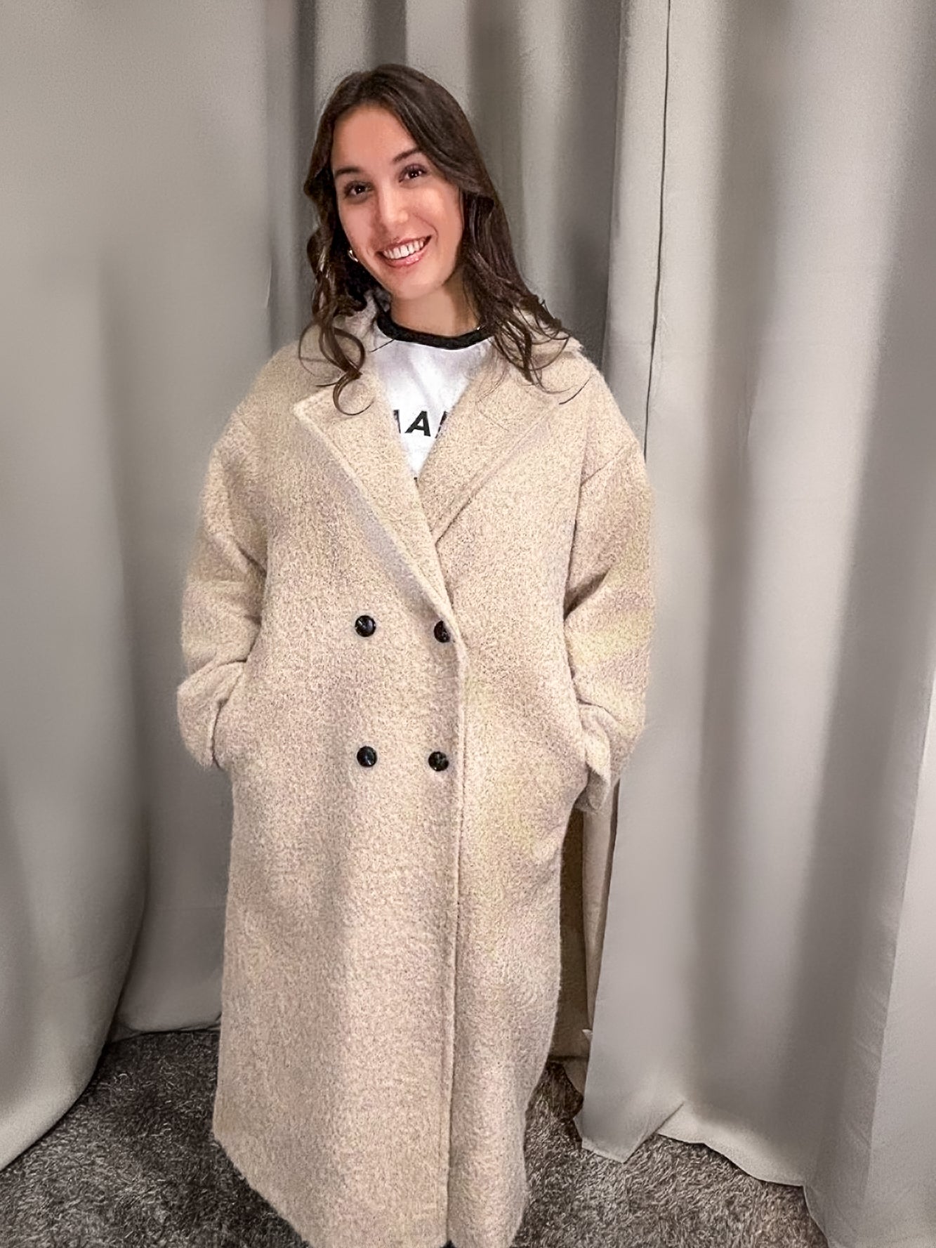 Elegant beige mantel for stylish outfits