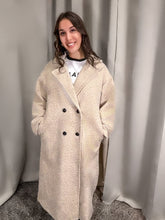 Elegant beige mantel for stylish outfits