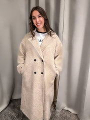 Elegant beige mantel for stylish outfits