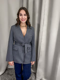 Elegante grijze blazer geknoopt voor een stijlvolle look