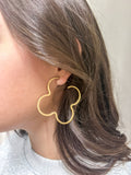 Stijlvolle flower hoops voor een elegante uitstraling.